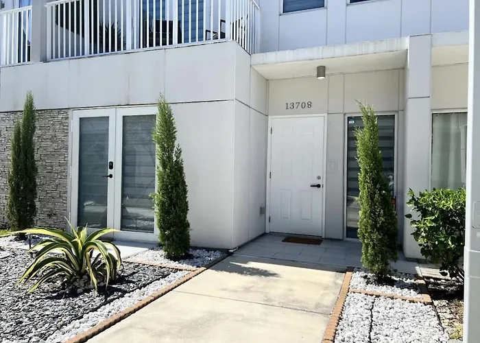Modern Townhouse With Terrace!